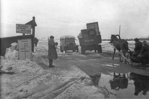 056 Движение транспорта по «Дороге жизни» в марте 1943 года..jpg