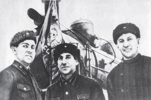 052 Бригада, завоевавшая право провести первый поезд из Ленинграда на «Большую землю». Слева направо.jpg