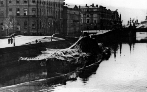 061 Советская подводная лодка «Лембит» у набережной Летнего сада в блокадном Ленинграде. 1942 г..jpg