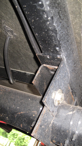 Undercarriage of Aliner 003.jpg