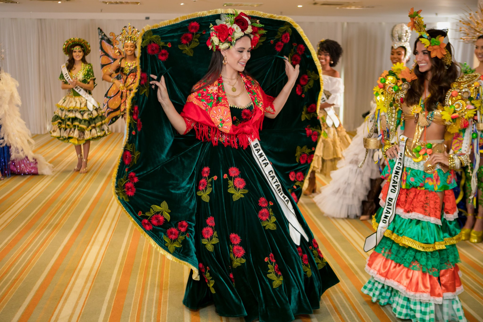 vencedora de traje regional de miss brasil mundo 2022: miss santa catarina. - Página 6 SQKBaa