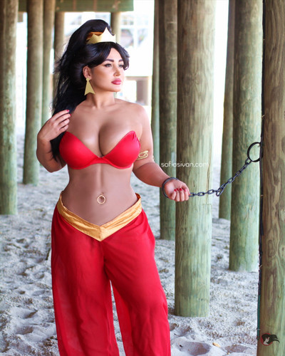 Slave Jasmine cosplay by one of our beautiful Badass Cosplay Girls @sofiasivan || Photo by @thevaldm