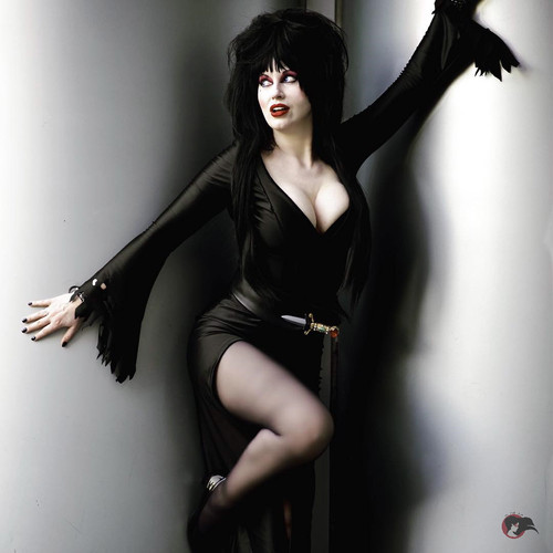 #elvira #cosplay by @geekchicsuperfreak|| photo by Photo by ELC Photos____#elviracosplay #cosplayer 