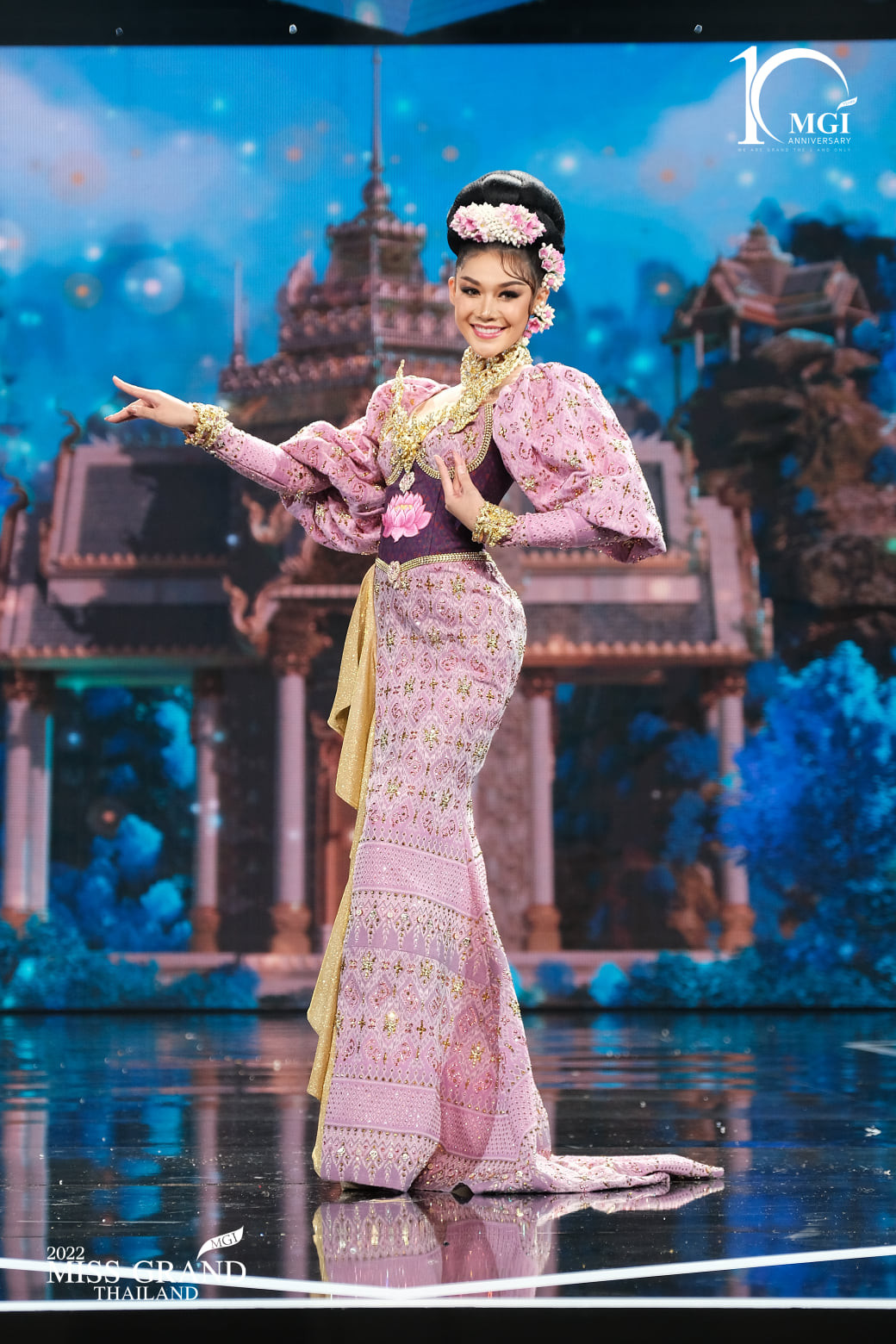 trajes tipicos de candidatas a miss grand thailand 2022. - Página 5 VtUm41