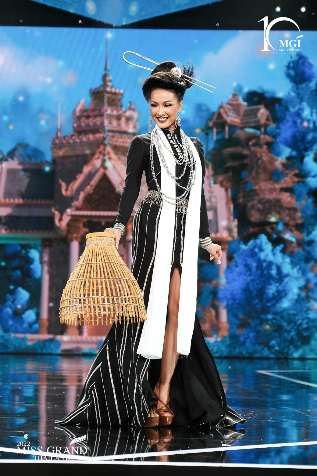 trajes tipicos de candidatas a miss grand thailand 2022. - Página 3 VtzviG