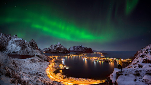 Northern lights over Reine, Lofoten Islands, Norway 1080p.jpg