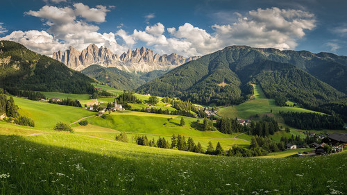 Val di Funes Villnöss valley, Odle Geisler Dolomite Massif, Italy 1080p.jpg