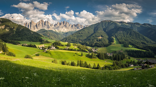 Val di Funes Villnöss valley, Odle Geisler Dolomite Massif, Italy 1080p