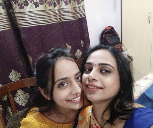 Beautiful M0m & daughter both n*de pcs & vdo.jpg