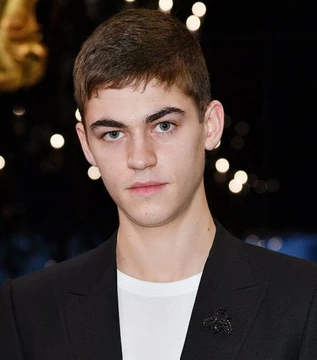 Hero fiennes tiffin.webp