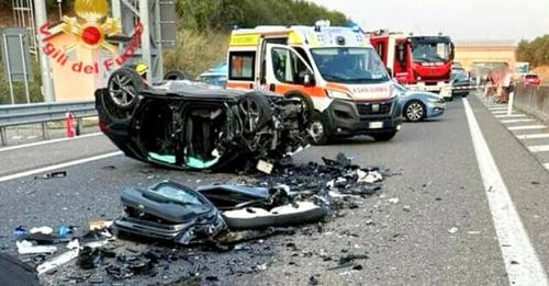 9049671081533676953?url=https%3A%2F%2Fstatics.cedscdn.it%2Fphotos%2FMED HIGH%2F35%2F27%2F8293527 111.jpg