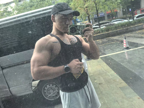 GUpYP7lakAAJ04y.jpg