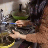 没想到这个女人有两把刷子.gif