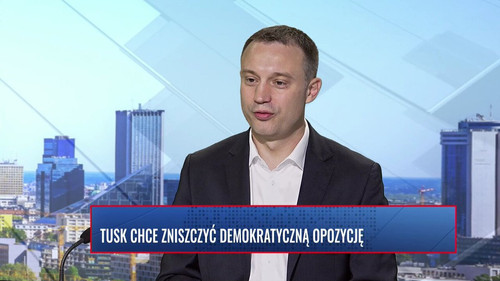 R BO9DrEaMAugJLr.jpg