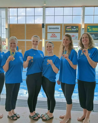 swim assrt351SWEDISH APNEA TEAMin lEGGINGS@jeanettemolnar