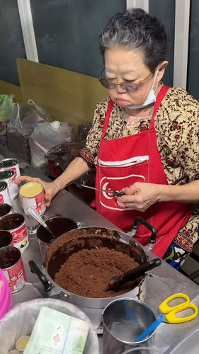 NdsoNAbXnv LucRV.jpg