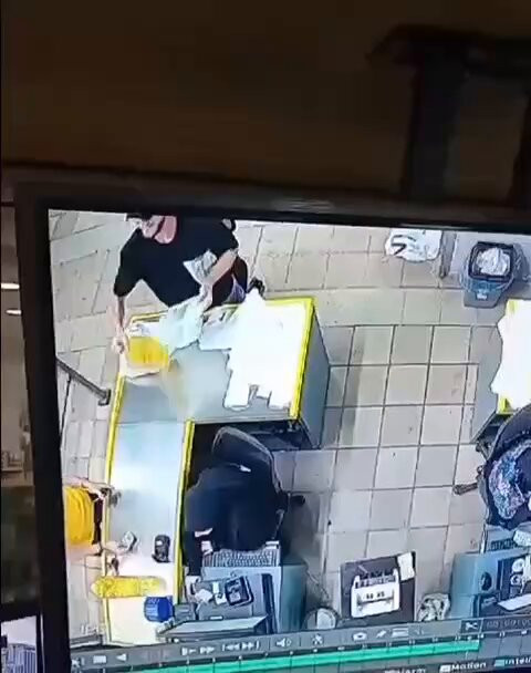aM1jZxyE2fPHZBpH.jpg