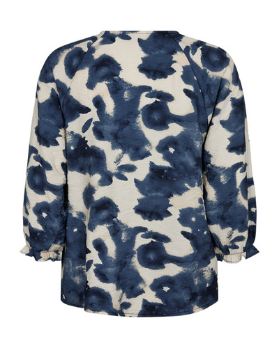 packshot 2 204465 7255 Back 1 FQJULIE BLOUSE Moonbeam w. NAVY BLAZER.jpg