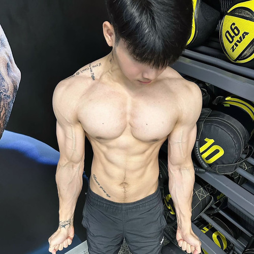 Photo by Fighter on June 21, 2024. May be an image of one or more people, biceps, people bodybuildin.jpg
