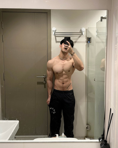 Photo by Fighter on June 15, 2024. May be a selfie of one or more people, biceps, people bodybuildin.jpg