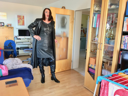 Ledernutte Gabriele Kleid im totalen Lederoutfit