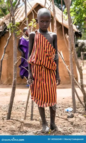 enfant africain portant les v tements traditionnels dans la tribu de masai village kenya octobre d u.webp