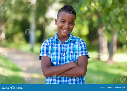 openluchtportret van een leuke tiener zwarte jongen afrikaanse mensen 32756647.webp