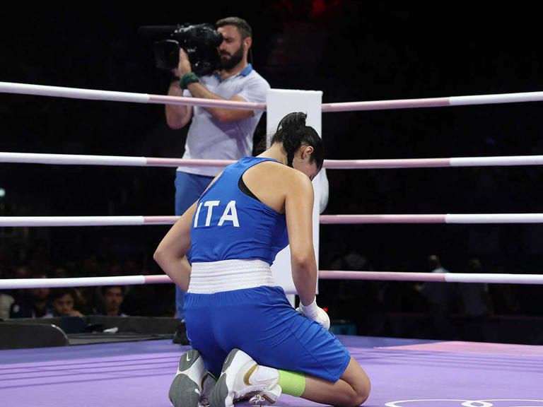 Olimpiadi, Angela Carini si ritira: polemica sul match con Imane Khelif