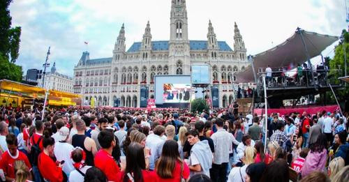 10503356534472766865?url=https%3A%2F%2Fexxpress.at%2Fmedia%2F2024%2F07%2Frathaus public viewing 945x.jpg