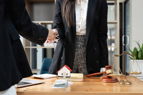 Lawyer business women shaking hands with clients, after finishing up a Consulting for insurance rent.jpg