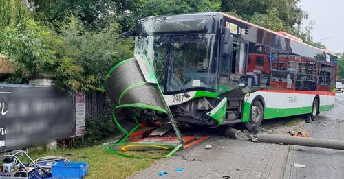 3389166347977084567?url=https%3A%2F%2Ftvn24.pl%2Fnajnowsze%2Fcdn zdjecie 3223904 wypadek autobusu mi.jpg