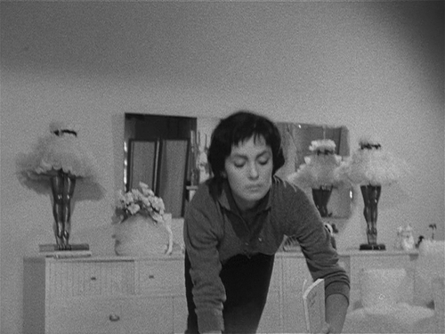 cap Sorority.Girl.1957.1080p.WEB DL.DD+2.0.H.264 SbR 00 05 45 03.png