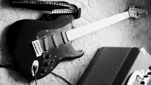 2015 05 21 first electric guitar IMG 20150521 072150 crop0.jpg