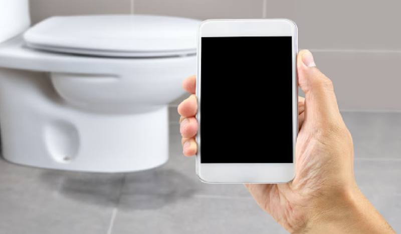 Il pericoloso motivo per cui non dovresti portare il cellulare in bagno