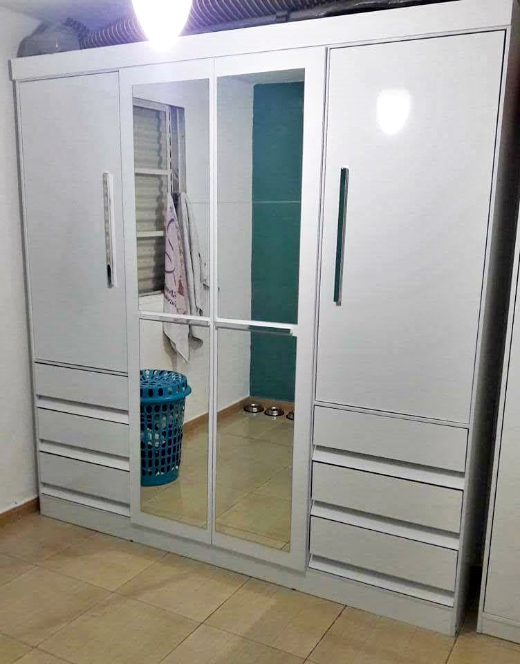 Guarda-roupa com Espelho 4 Portas 6 Gavetas – Araplac Atraente Sofia