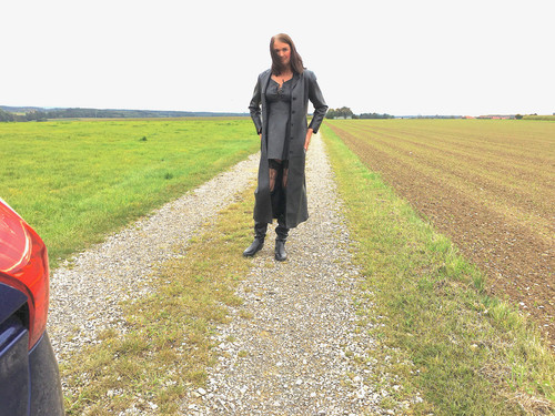 Gabriele Kleid im heißen Lederoutfit