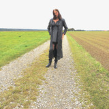 Lederkleid mit Ledermantel und Stiefel