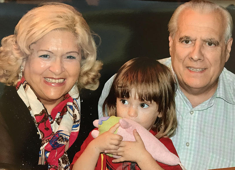 Maricamen Landa y José Luis Gracia con su nieta