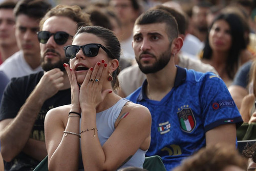frumusetile de la euro 2024 imagini spectaculoase cu fanele care au facut senzatie in tribune 1.jpg
