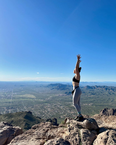 leginS JIUJitsu717@katiehooven onto the trails in the Superstiton Wilderness