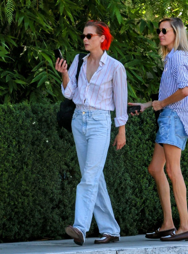 jaime king in new hair style 08 31 2023 6.jpg