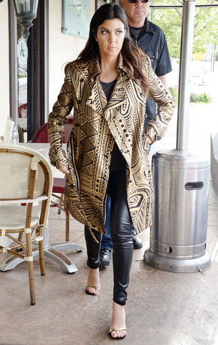 khloe kardashian and kourtney kardashian woodland hills january 2014 4.jpg