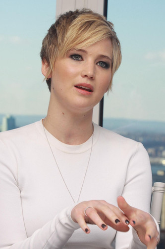 jennifer lawrence at american hustle press conference in new york december 2013 16.jpg