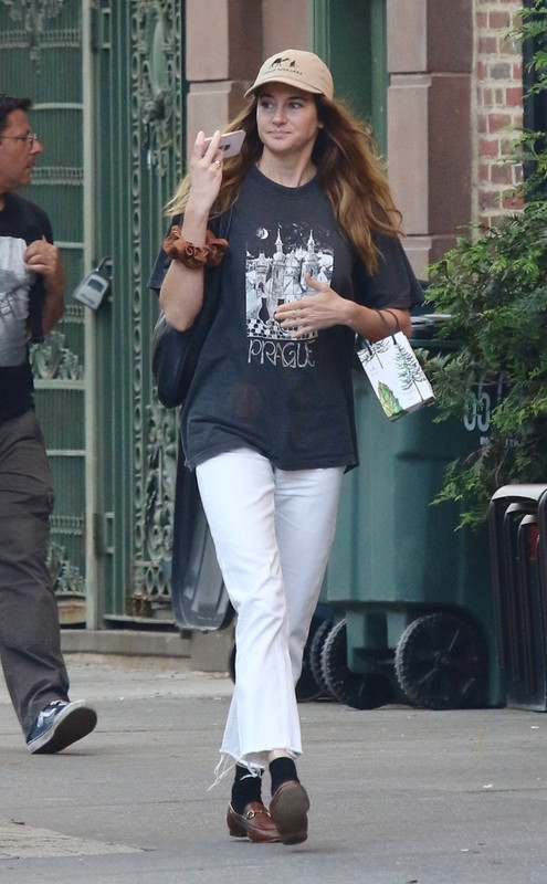 shailene woodley in casual outfit in manhattan s west village 05 01 2024 9.jpg