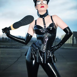 domina diva nova black Gummi Fetisch verschließt Schloß Keuschheitsgürtel an Benjamin Fiegl nachdem 