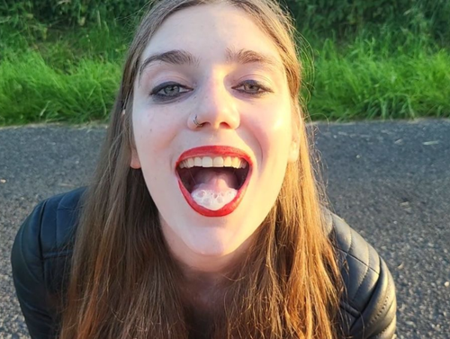 Domina Lippenstift hure bläst Benjamin Fiegl den Schwanz und macht einen sperma selfie mit Benjamin 