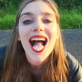 Domina Lippenstift hure bläst Benjamin Fiegl den Schwanz und macht einen sperma selfie mit Benjamin 