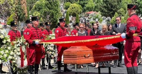 10789068195767575430?url=https%3A%2F%2Fshqiptarja.com%2Fuploads%2F539x308%2F1720006432 kadare.jpg&fb.jpg