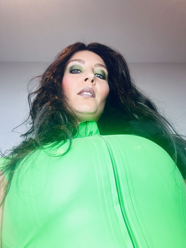 Mistress Isabella Latex outing Benjamin Fiegl grünes Latex.png