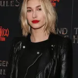 Deze opvallende wenkbrauw en matte rode lippenstiftlook liet niet alleen zien hoe veelzijdig Hailey 